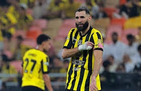 麻将“扣牌”艺术：如何在保住自己听牌的同时，精准卡住下家的关键张？（麻将扣牌技巧：如何既守住听牌，又精准封锁下家的关键牌）